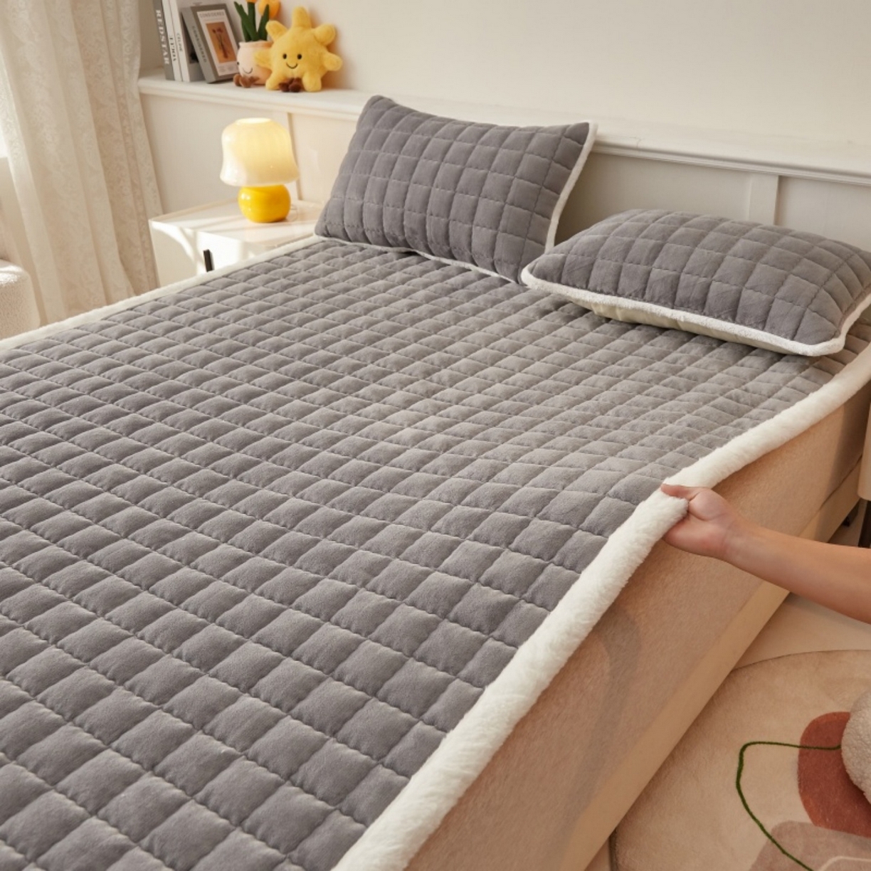 91家纺网 家纺一手货源 找家纺 东宇床垫 2025新款A类牛奶绒印花直角防滑床垫床褥三件套-成人款 灰雅格