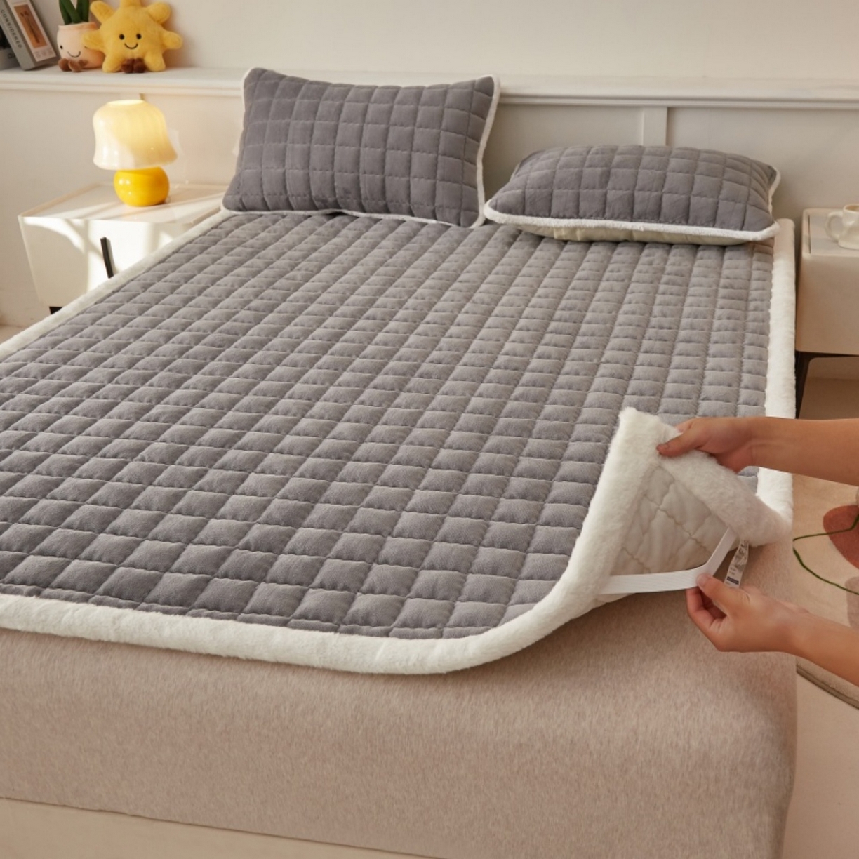 91家纺网 家纺一手货源 找家纺 东宇床垫 2025新款A类牛奶绒印花直角防滑床垫床褥三件套-成人款 灰雅格