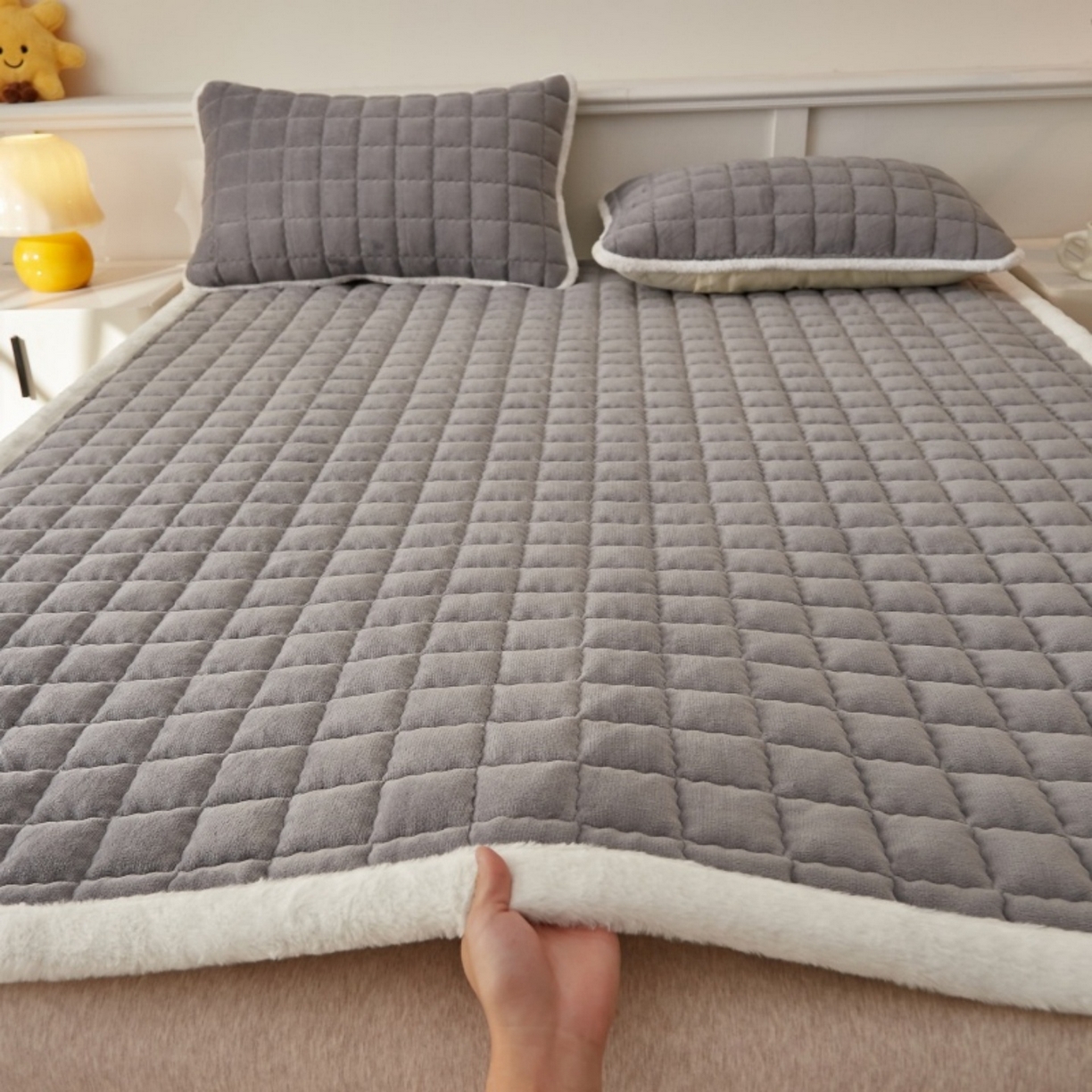 91家纺网 家纺一手货源 找家纺 东宇床垫 2025新款A类牛奶绒印花直角防滑床垫床褥三件套-成人款 灰雅格