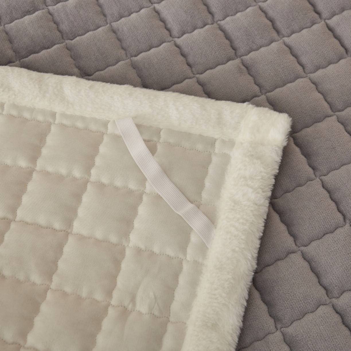 91家纺网 家纺一手货源 找家纺 东宇床垫 2025新款A类牛奶绒印花直角防滑床垫床褥三件套-成人款 灰雅格