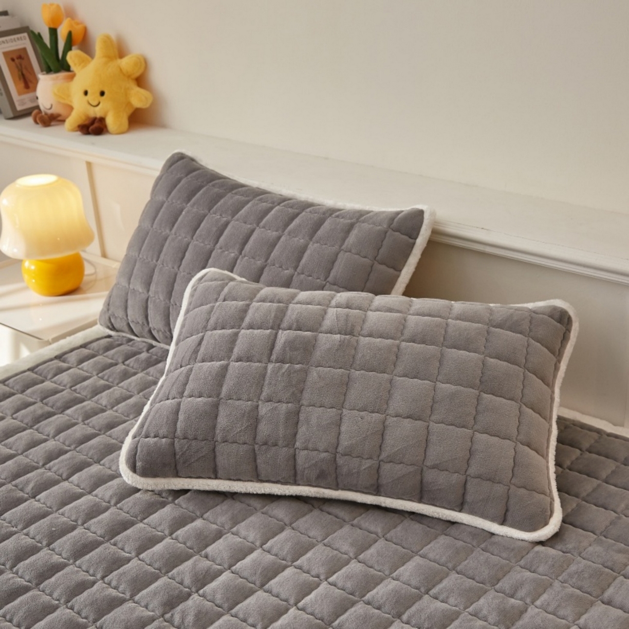 91家纺网 家纺一手货源 找家纺 东宇床垫 2025新款A类牛奶绒印花直角防滑床垫床褥三件套-成人款 灰雅格