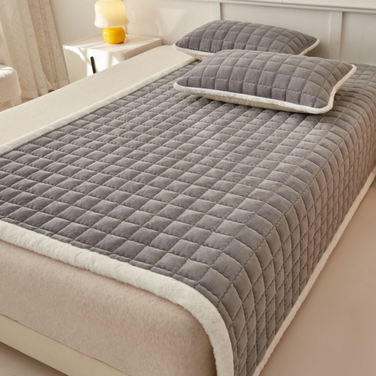 91家纺网 家纺一手货源 找家纺 东宇床垫 2025新款A类牛奶绒印花直角防滑床垫床褥三件套-成人款 灰雅格