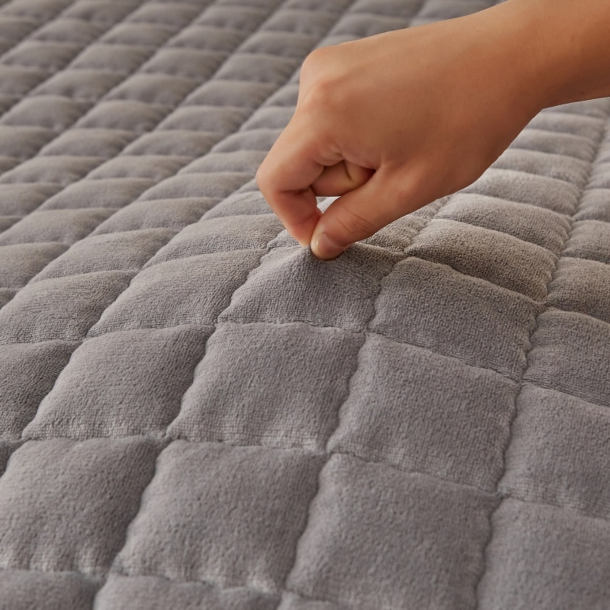 91家纺网 家纺一手货源 找家纺 东宇床垫 2025新款A类牛奶绒印花直角防滑床垫床褥三件套-成人款 灰雅格