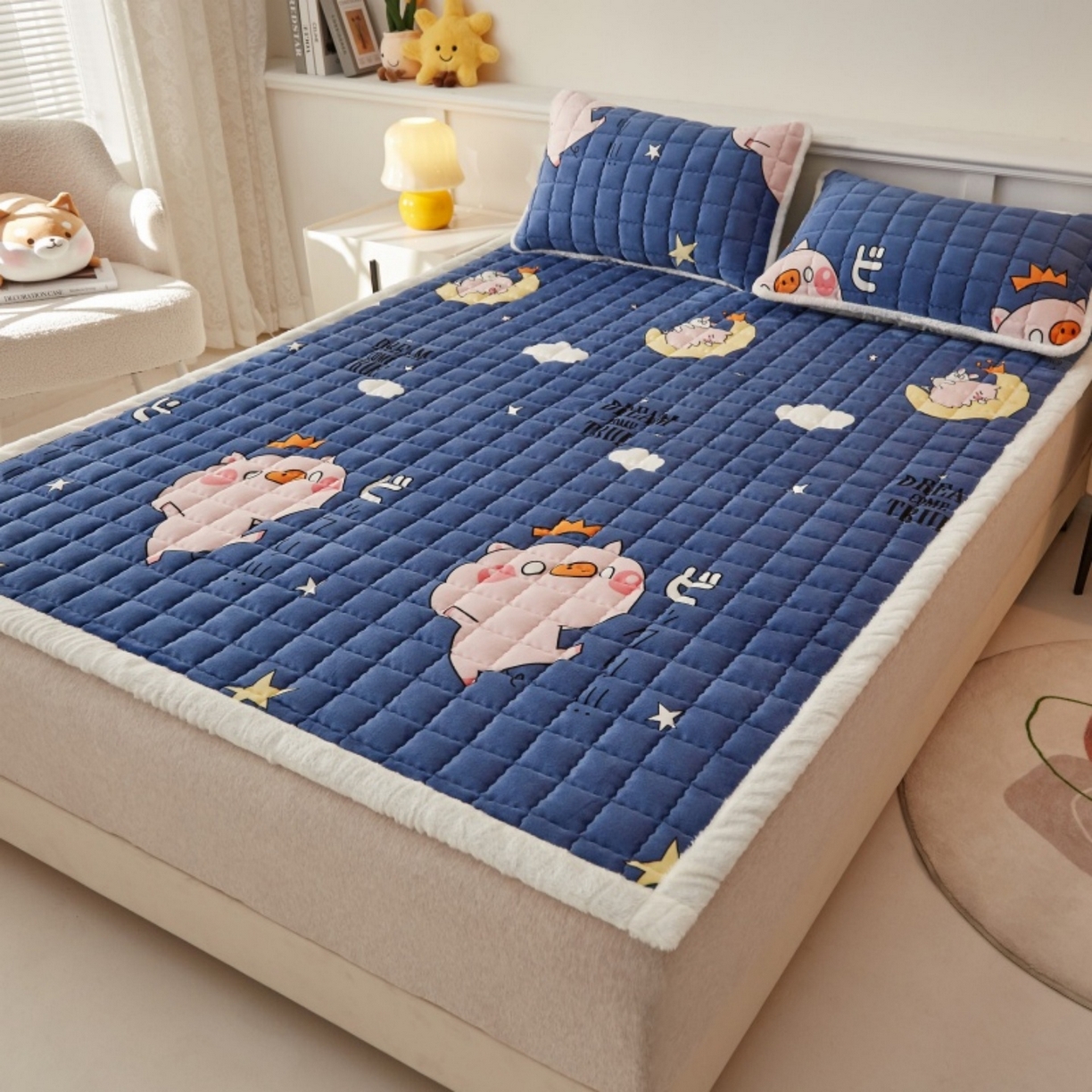91家纺网 家纺一手货源 找家纺 东宇床垫 2025新款A类牛奶绒印花直角防滑床垫床褥三件套-成人款 惊呆猪宝