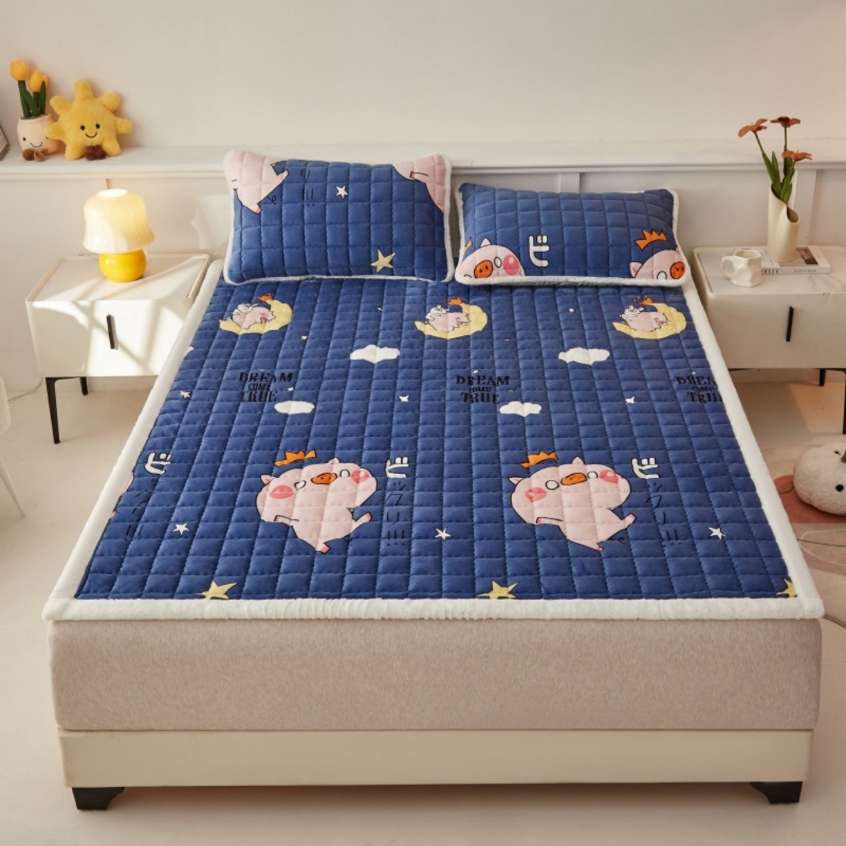 91家纺网 家纺一手货源 找家纺 东宇床垫 2025新款A类牛奶绒印花直角防滑床垫床褥三件套-成人款 惊呆猪宝