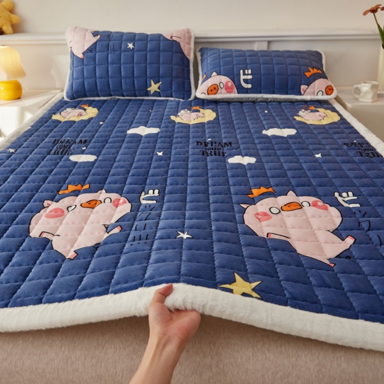 91家纺网 家纺一手货源 找家纺 东宇床垫 2025新款A类牛奶绒印花直角防滑床垫床褥三件套-成人款 惊呆猪宝