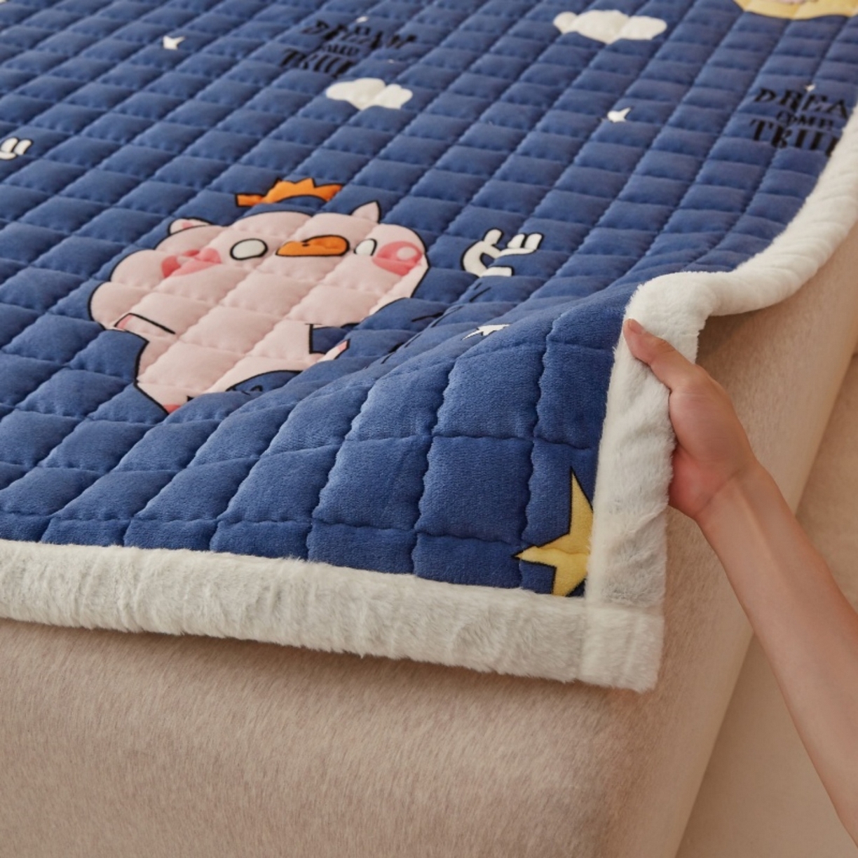 91家纺网 家纺一手货源 找家纺 东宇床垫 2025新款A类牛奶绒印花直角防滑床垫床褥三件套-成人款 惊呆猪宝