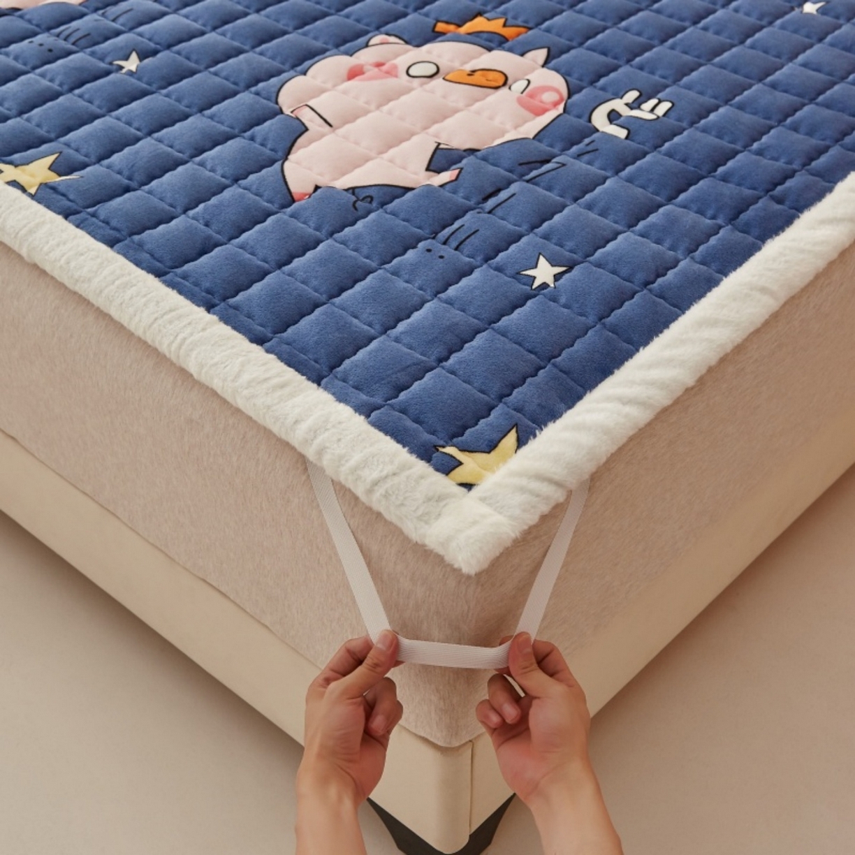 91家纺网 家纺一手货源 找家纺 东宇床垫 2025新款A类牛奶绒印花直角防滑床垫床褥三件套-成人款 惊呆猪宝