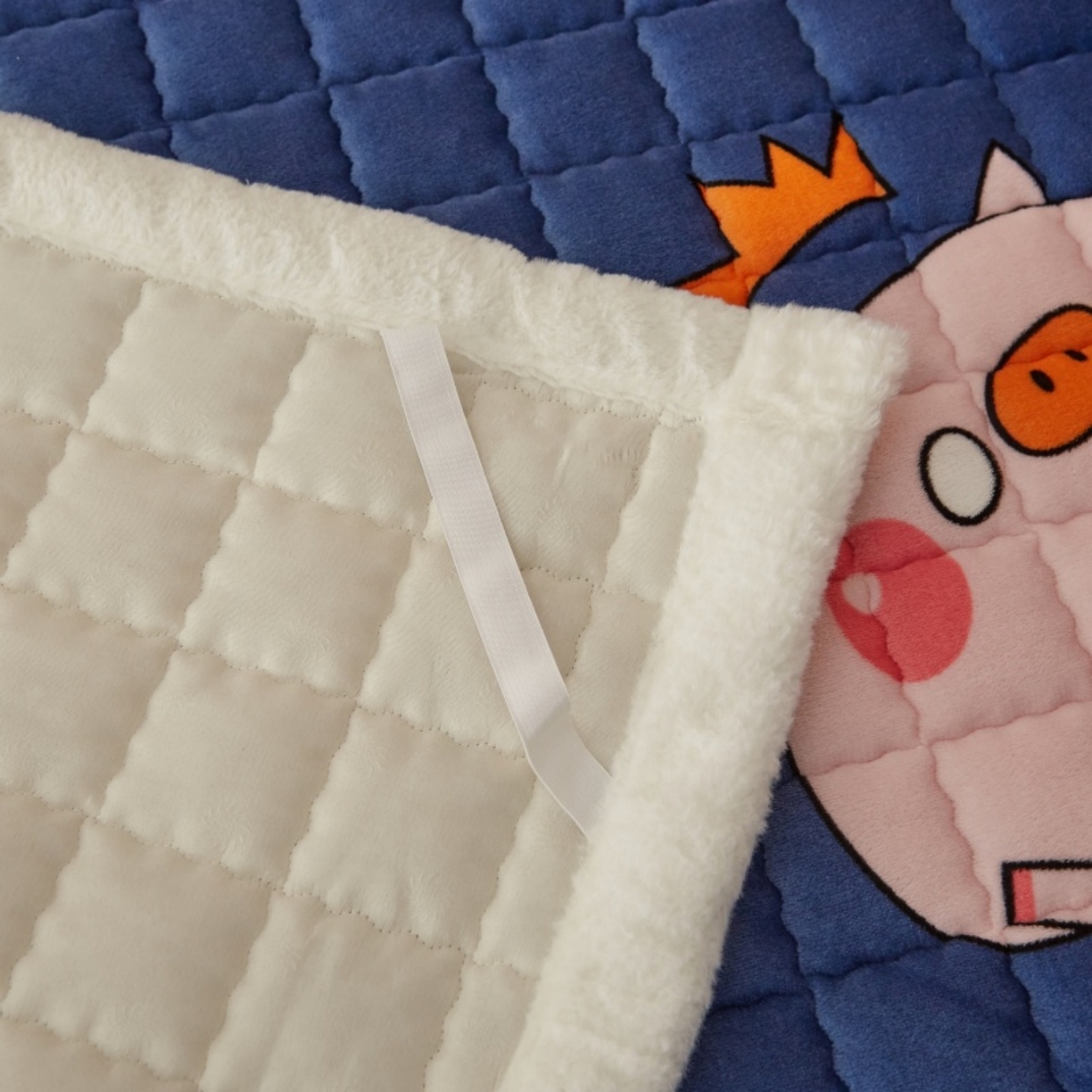 91家纺网 家纺一手货源 找家纺 东宇床垫 2025新款A类牛奶绒印花直角防滑床垫床褥三件套-成人款 惊呆猪宝