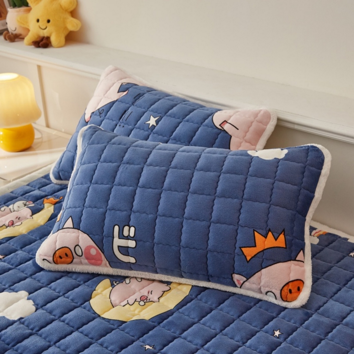 91家纺网 家纺一手货源 找家纺 东宇床垫 2025新款A类牛奶绒印花直角防滑床垫床褥三件套-成人款 惊呆猪宝