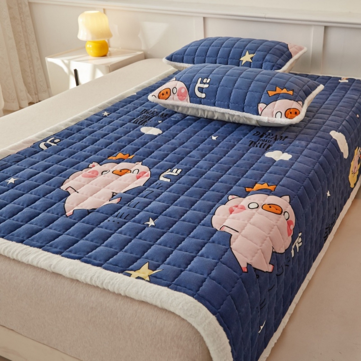 91家纺网 家纺一手货源 找家纺 东宇床垫 2025新款A类牛奶绒印花直角防滑床垫床褥三件套-成人款 惊呆猪宝
