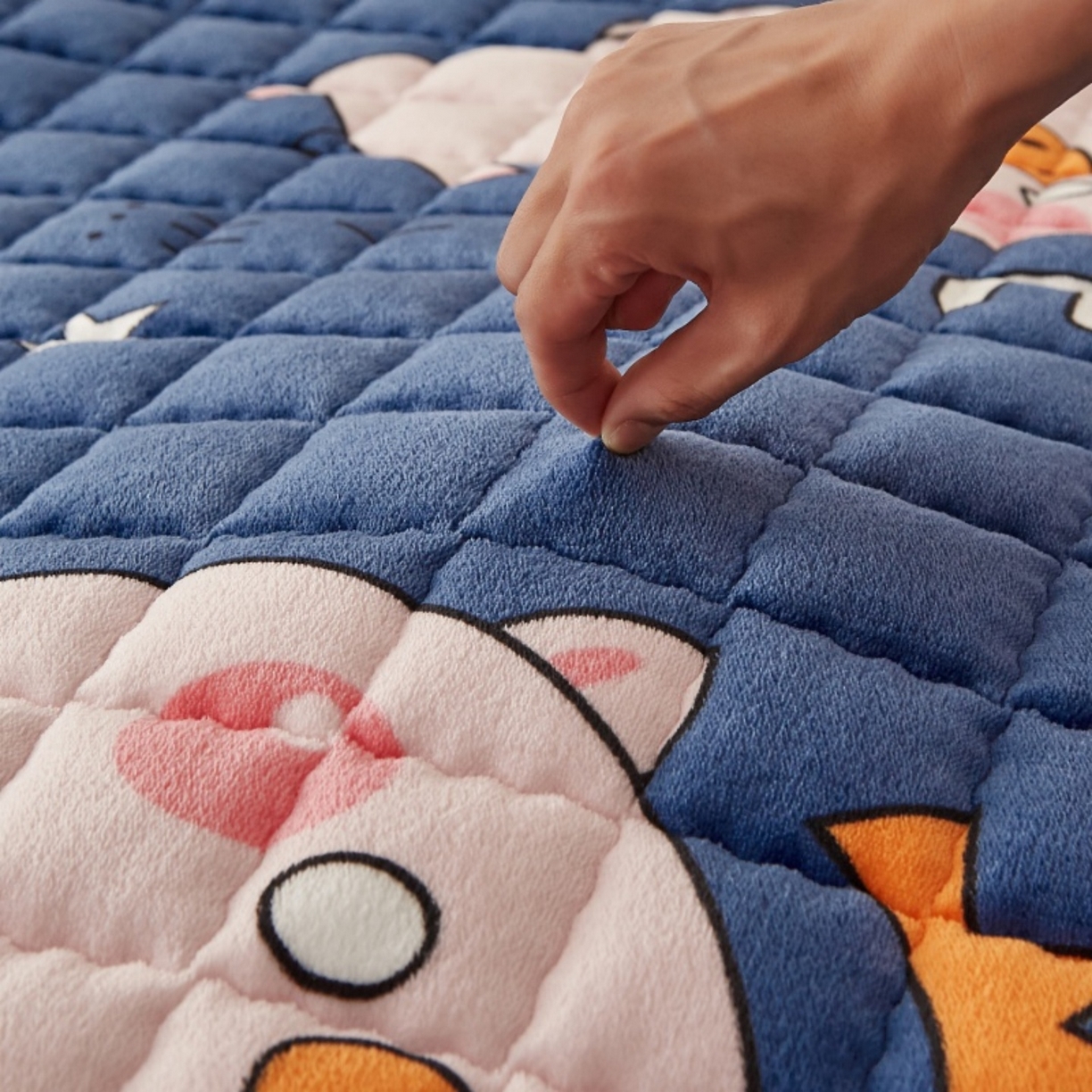 91家纺网 家纺一手货源 找家纺 东宇床垫 2025新款A类牛奶绒印花直角防滑床垫床褥三件套-成人款 惊呆猪宝