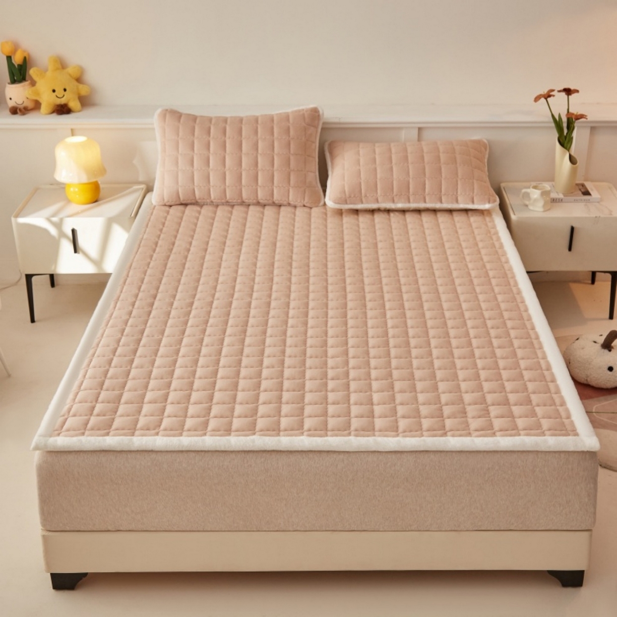 91家纺网 家纺一手货源 找家纺 东宇床垫 2025新款A类牛奶绒印花直角防滑床垫床褥三件套-成人款 暖棕格