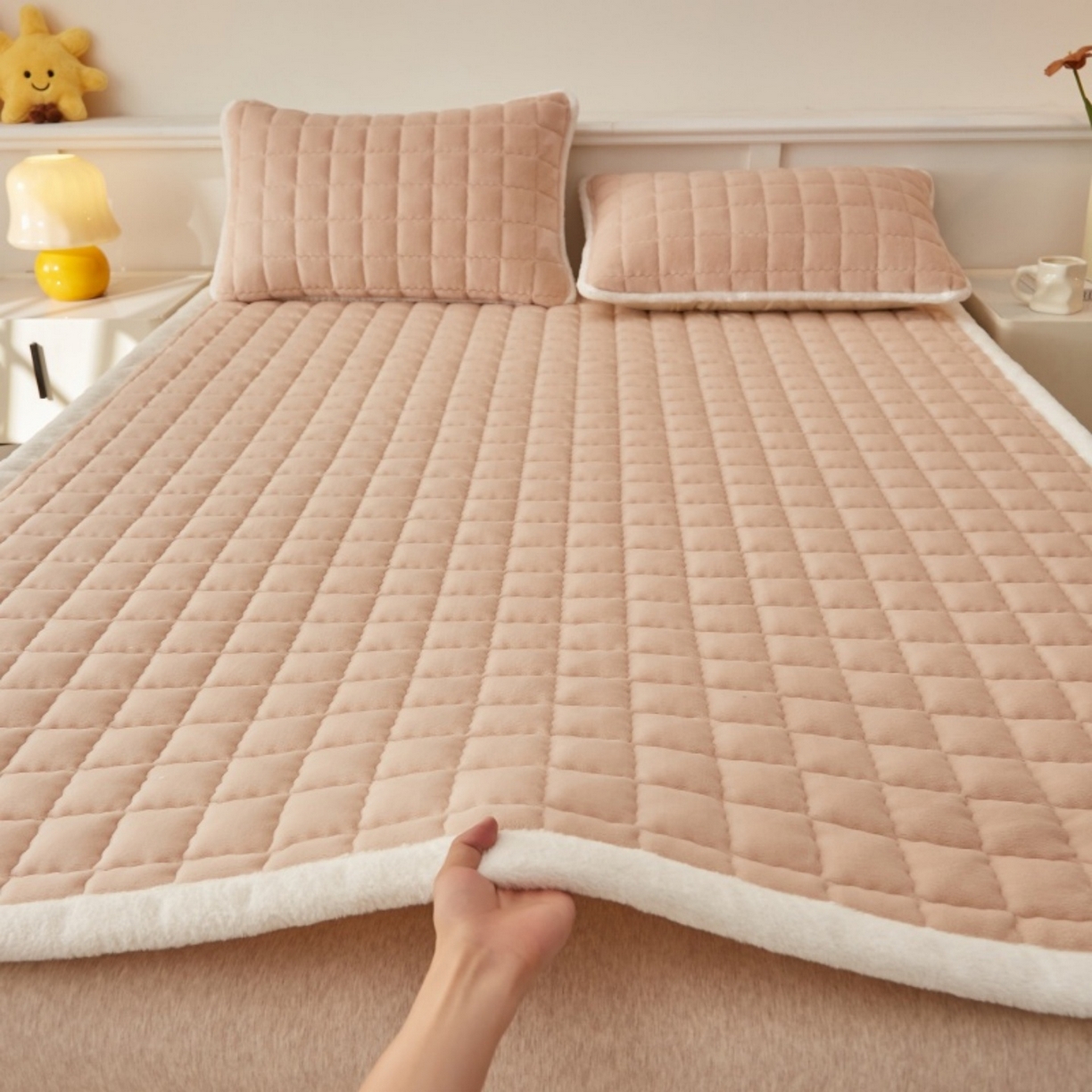 91家纺网 家纺一手货源 找家纺 东宇床垫 2025新款A类牛奶绒印花直角防滑床垫床褥三件套-成人款 暖棕格