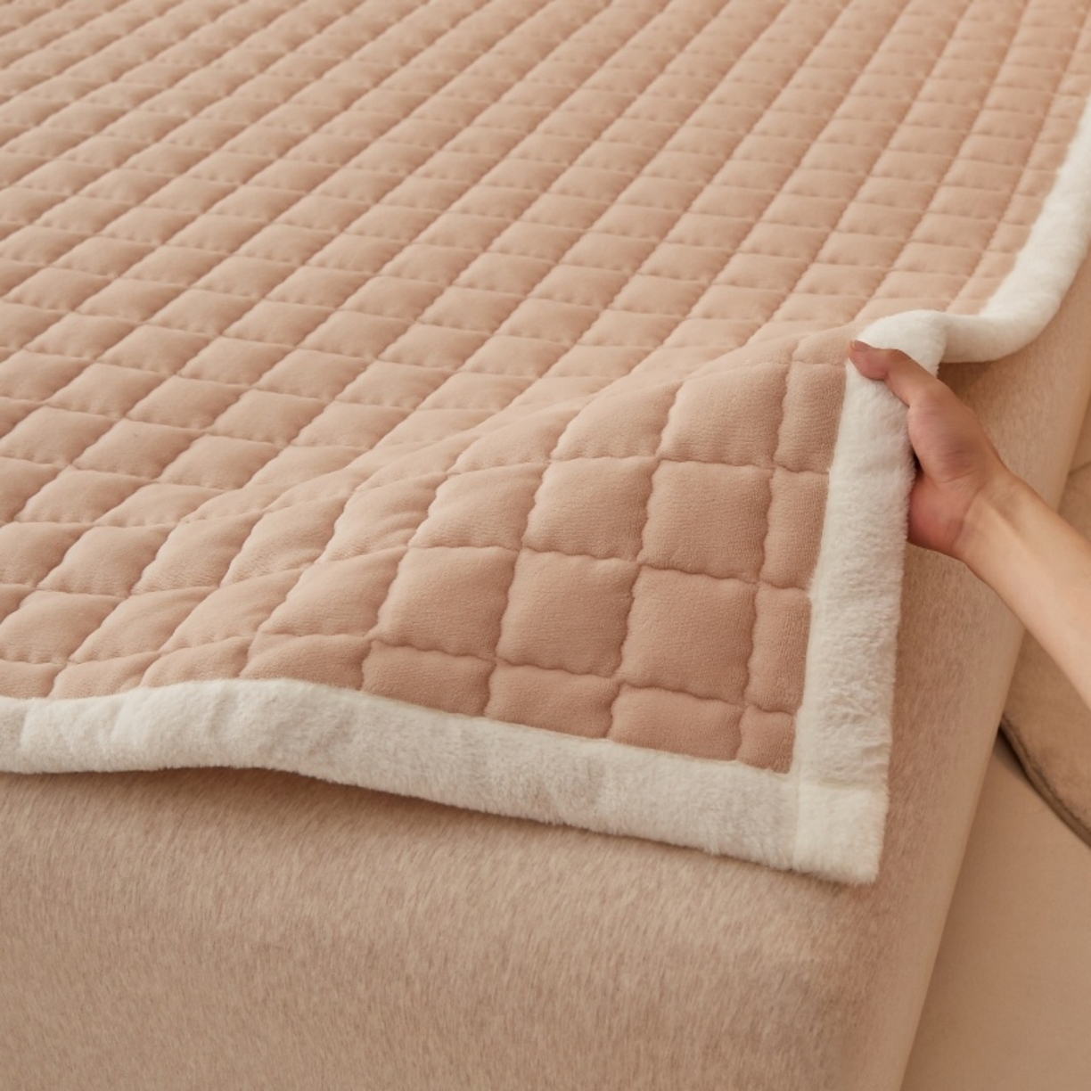 91家纺网 家纺一手货源 找家纺 东宇床垫 2025新款A类牛奶绒印花直角防滑床垫床褥三件套-成人款 暖棕格