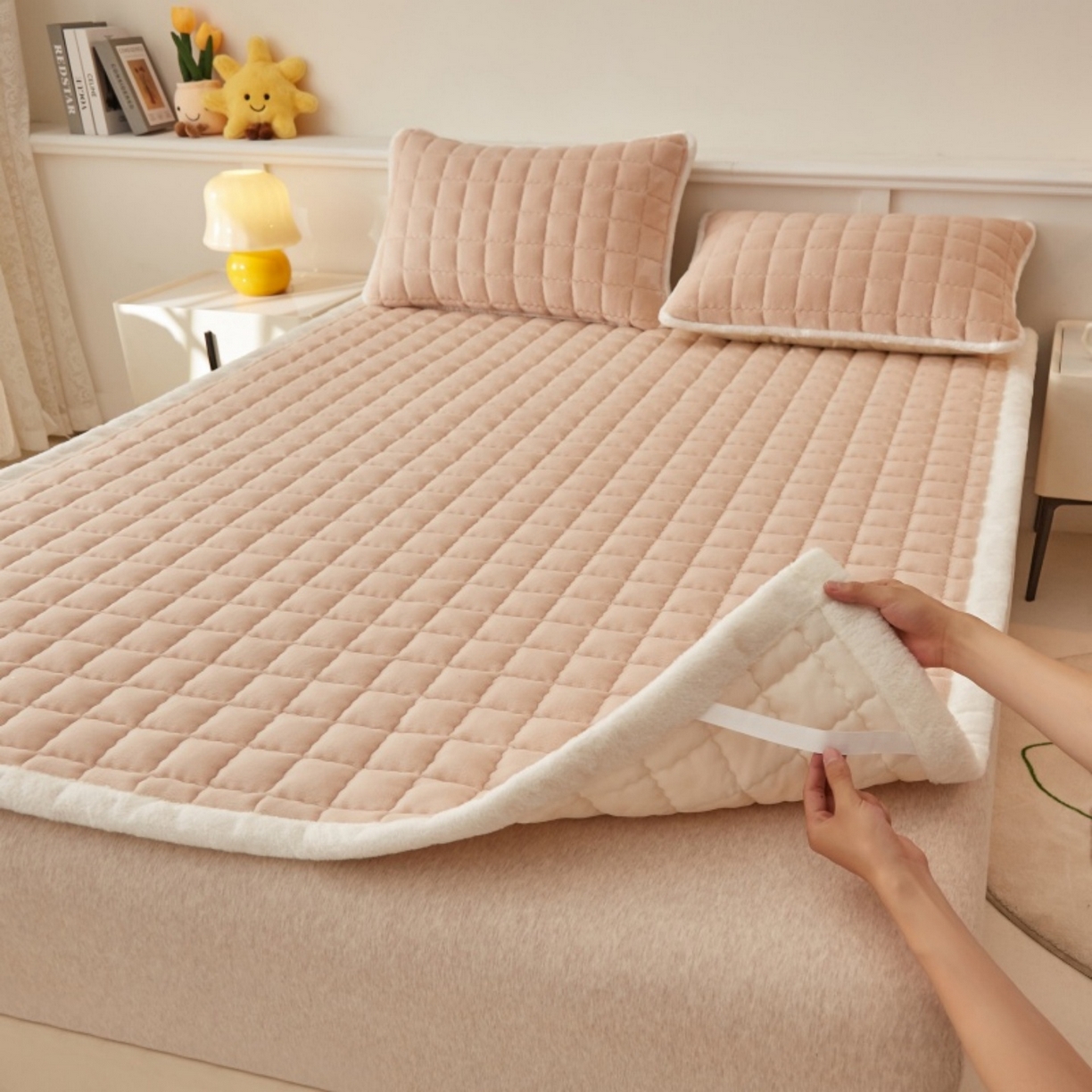 91家纺网 家纺一手货源 找家纺 东宇床垫 2025新款A类牛奶绒印花直角防滑床垫床褥三件套-成人款 暖棕格