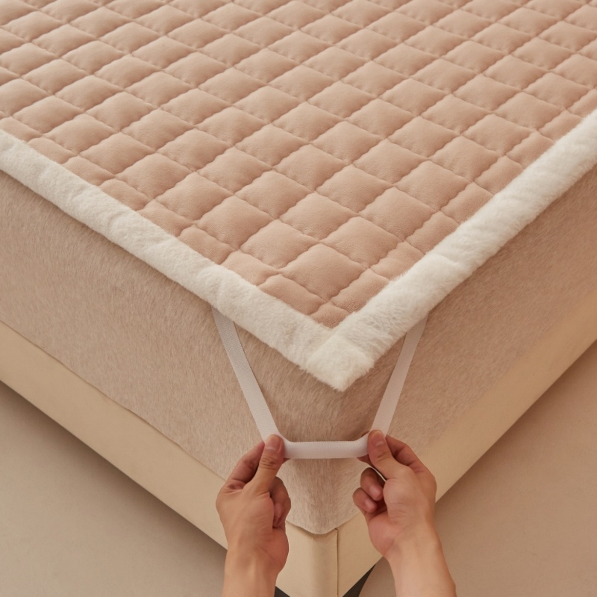 91家纺网 家纺一手货源 找家纺 东宇床垫 2025新款A类牛奶绒印花直角防滑床垫床褥三件套-成人款 暖棕格