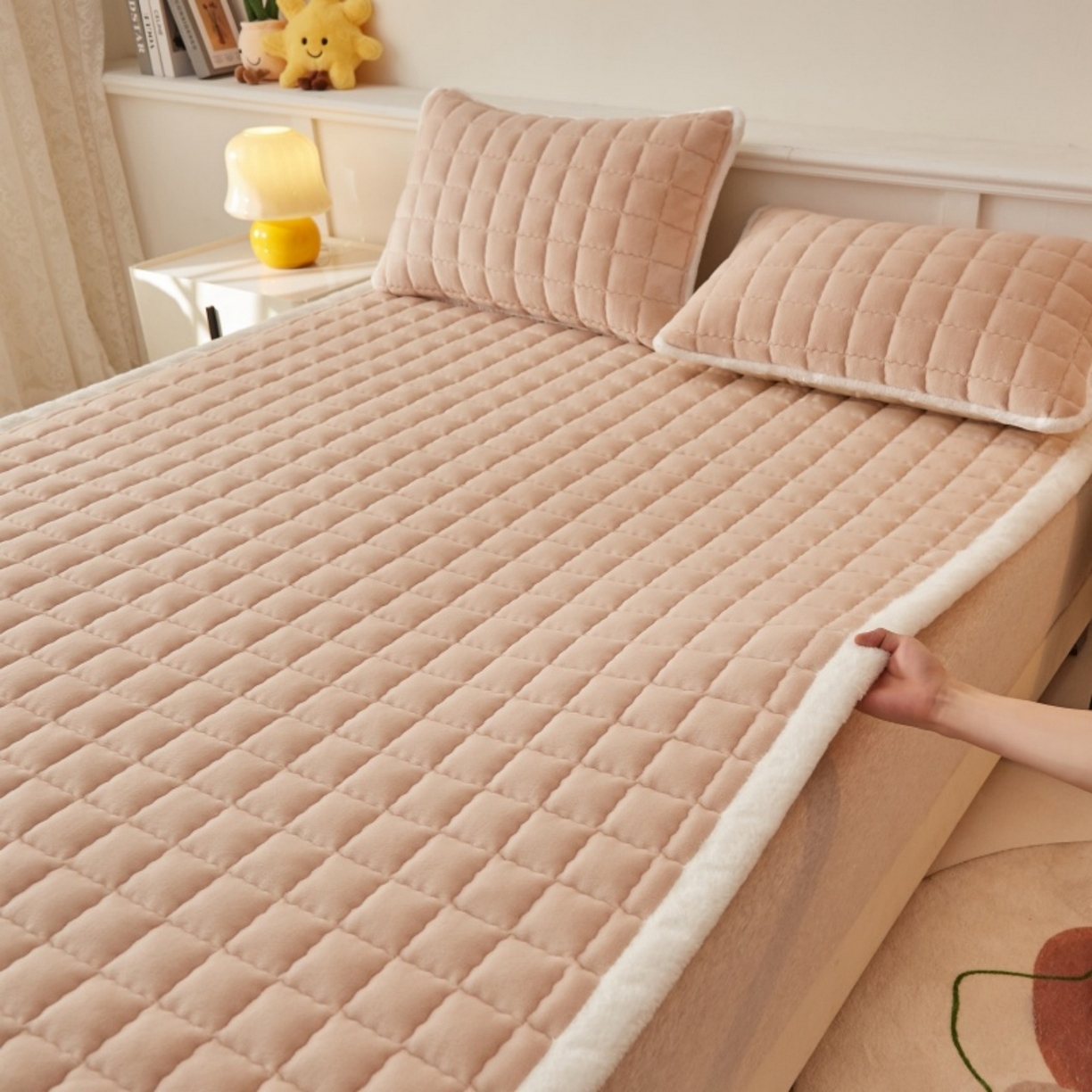 91家纺网 家纺一手货源 找家纺 东宇床垫 2025新款A类牛奶绒印花直角防滑床垫床褥三件套-成人款 暖棕格
