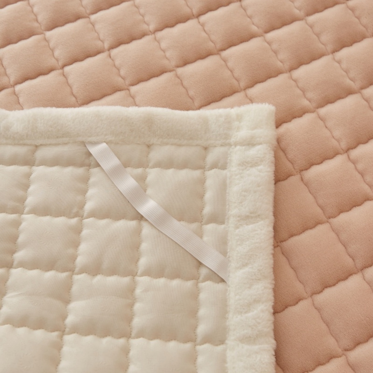 91家纺网 家纺一手货源 找家纺 东宇床垫 2025新款A类牛奶绒印花直角防滑床垫床褥三件套-成人款 暖棕格