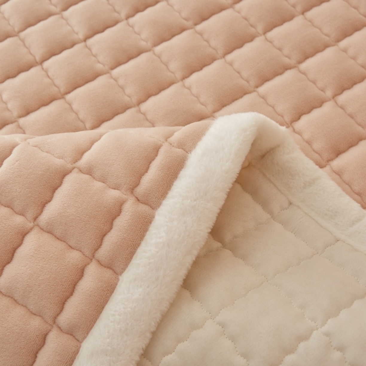 91家纺网 家纺一手货源 找家纺 东宇床垫 2025新款A类牛奶绒印花直角防滑床垫床褥三件套-成人款 暖棕格