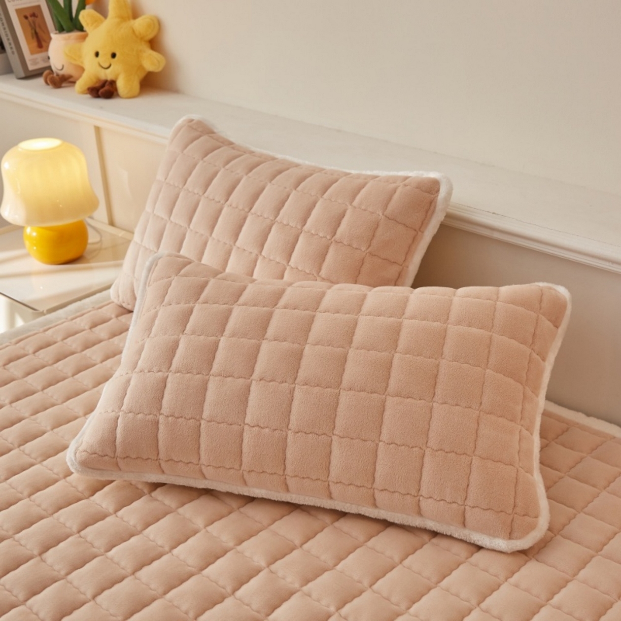 91家纺网 家纺一手货源 找家纺 东宇床垫 2025新款A类牛奶绒印花直角防滑床垫床褥三件套-成人款 暖棕格