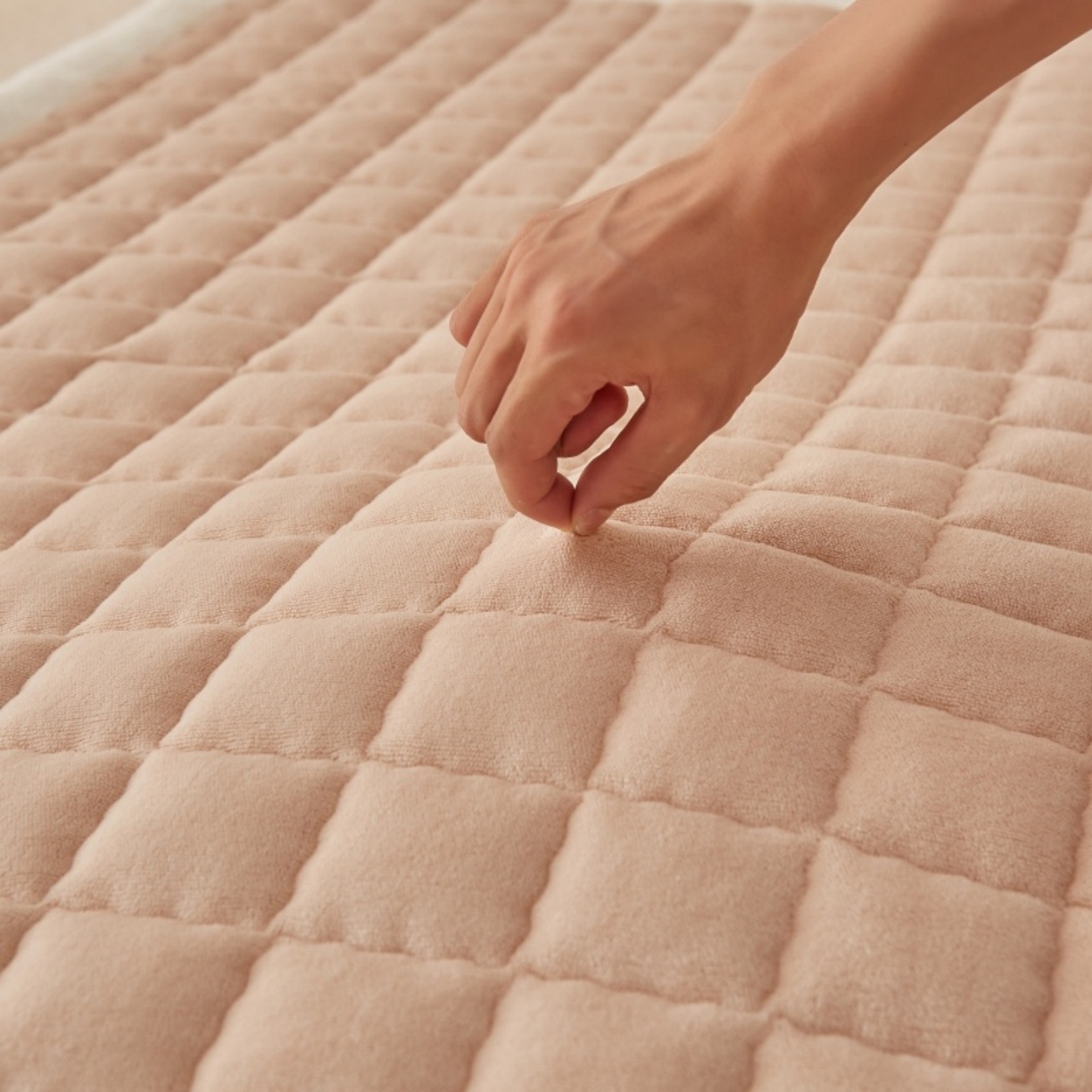 91家纺网 家纺一手货源 找家纺 东宇床垫 2025新款A类牛奶绒印花直角防滑床垫床褥三件套-成人款 暖棕格