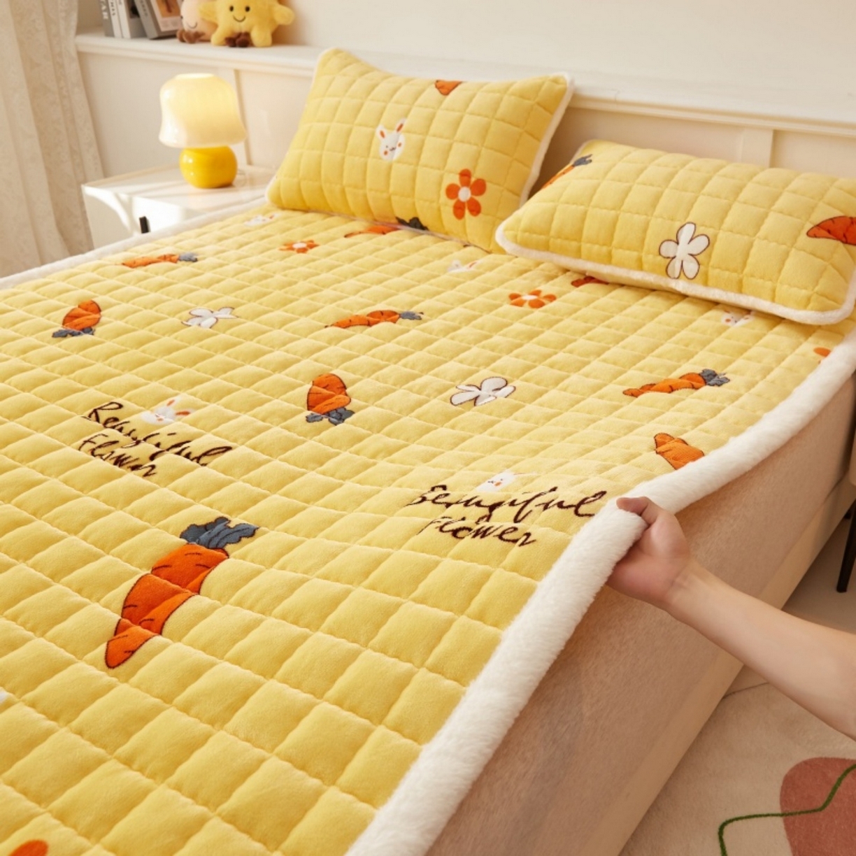 91家纺网 家纺一手货源 找家纺 东宇床垫 2025新款A类牛奶绒印花直角防滑床垫床褥三件套-成人款 兔萝花园