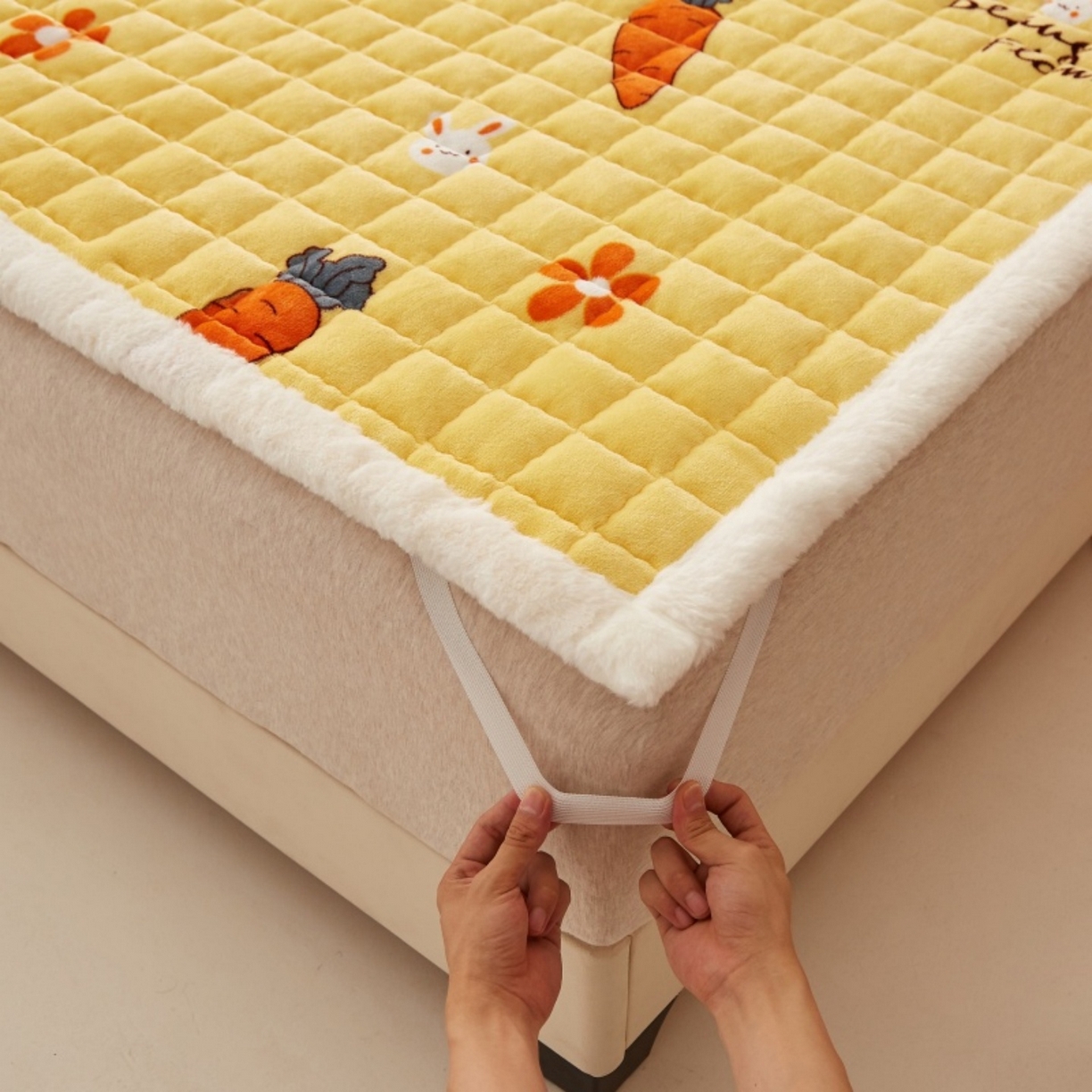 91家纺网 家纺一手货源 找家纺 东宇床垫 2025新款A类牛奶绒印花直角防滑床垫床褥三件套-成人款 兔萝花园