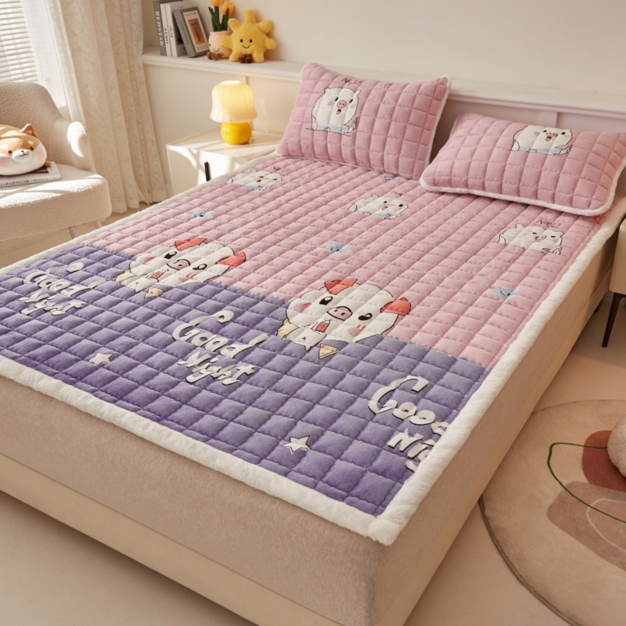 91家纺网 家纺一手货源 找家纺 东宇床垫 2025新款A类牛奶绒印花直角防滑床垫床褥三件套-成人款 晚安猪宝