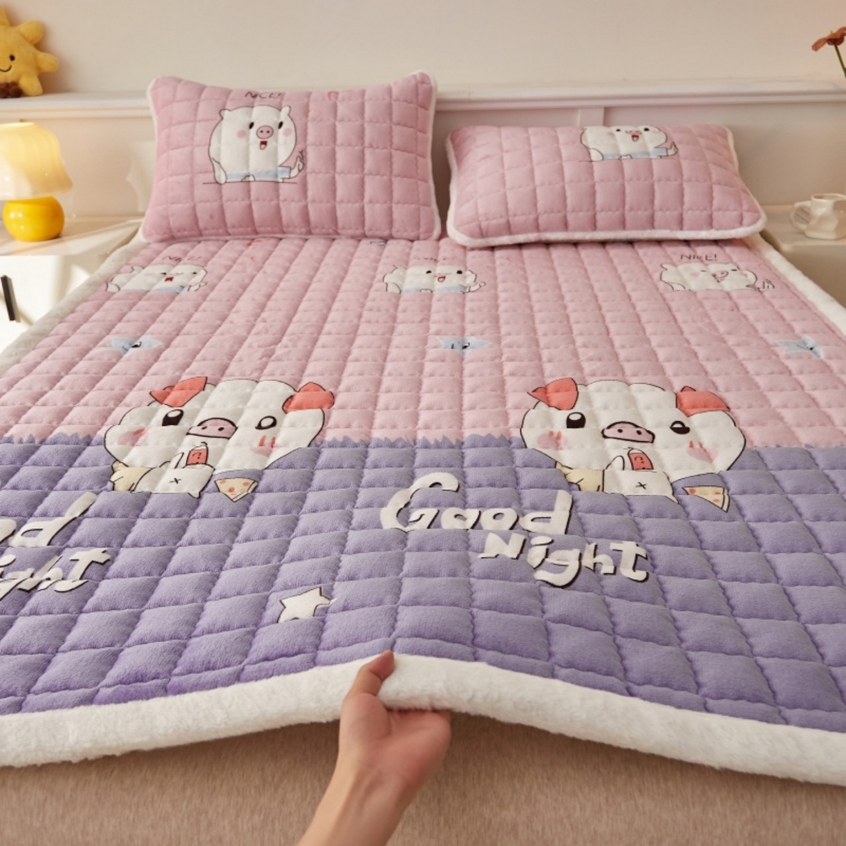 91家纺网 家纺一手货源 找家纺 东宇床垫 2025新款A类牛奶绒印花直角防滑床垫床褥三件套-成人款 晚安猪宝