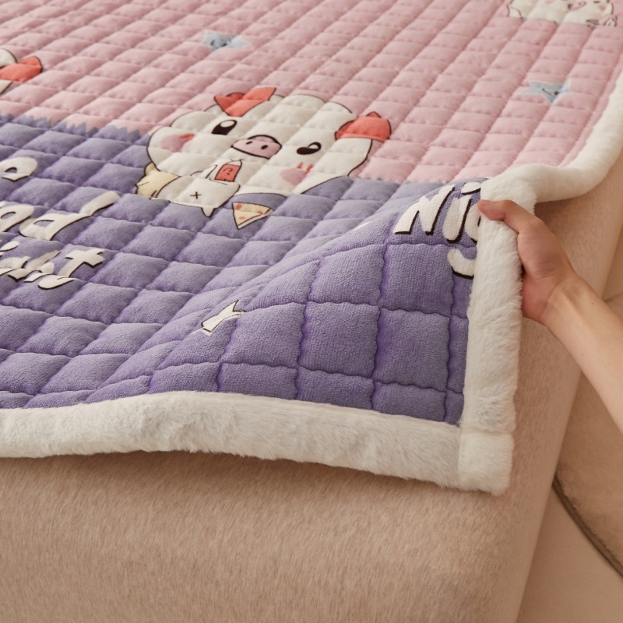 91家纺网 家纺一手货源 找家纺 东宇床垫 2025新款A类牛奶绒印花直角防滑床垫床褥三件套-成人款 晚安猪宝