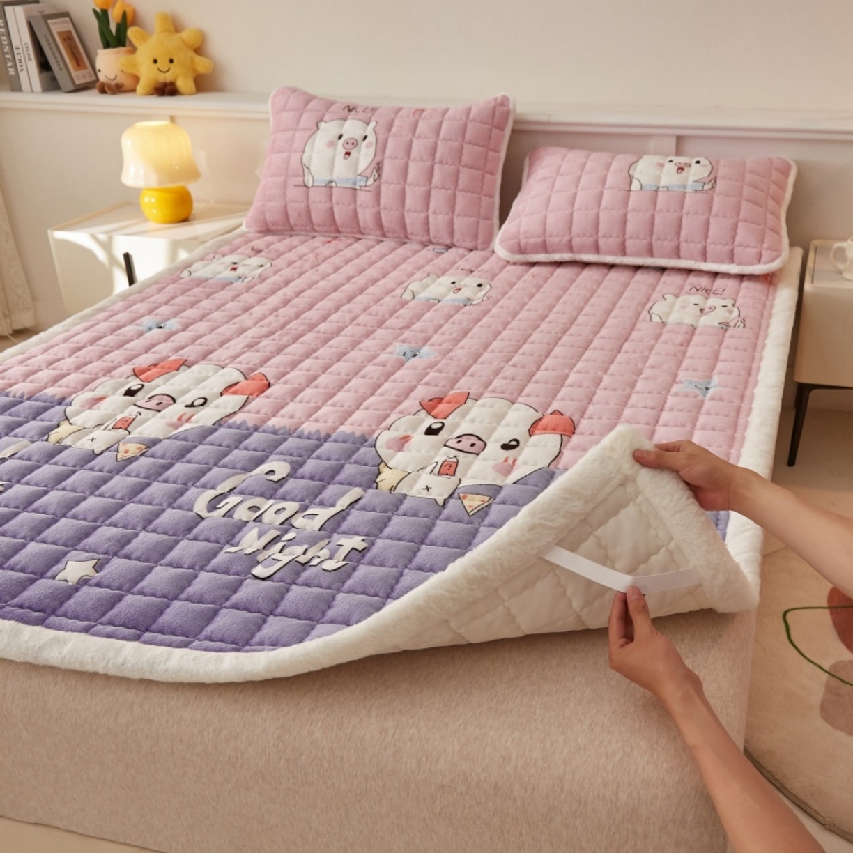 91家纺网 家纺一手货源 找家纺 东宇床垫 2025新款A类牛奶绒印花直角防滑床垫床褥三件套-成人款 晚安猪宝