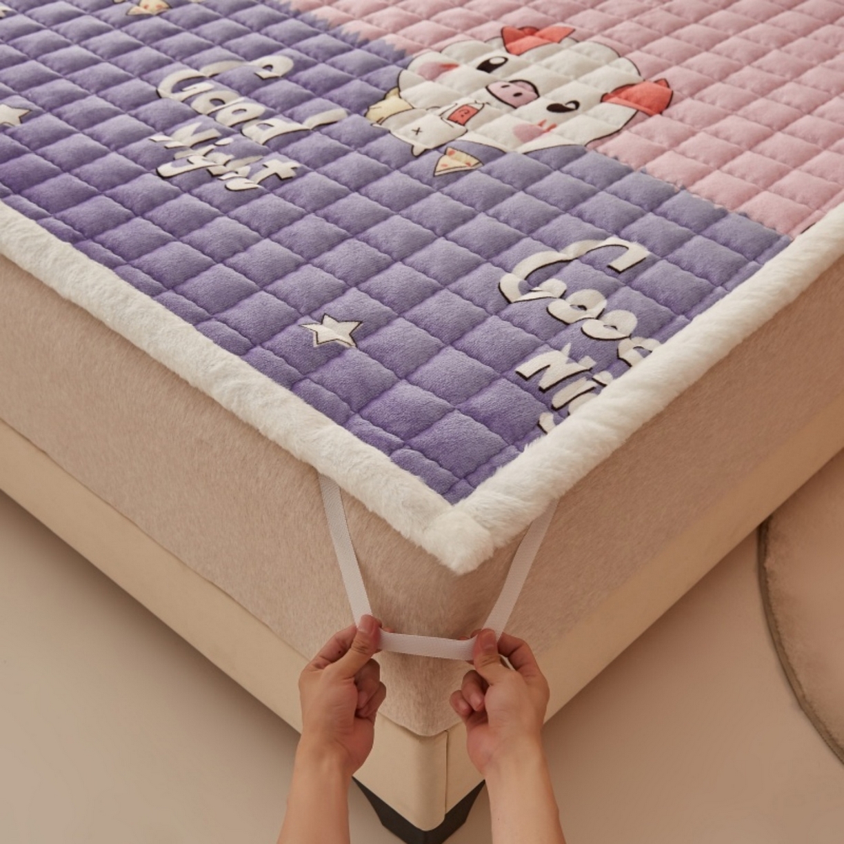 91家纺网 家纺一手货源 找家纺 东宇床垫 2025新款A类牛奶绒印花直角防滑床垫床褥三件套-成人款 晚安猪宝