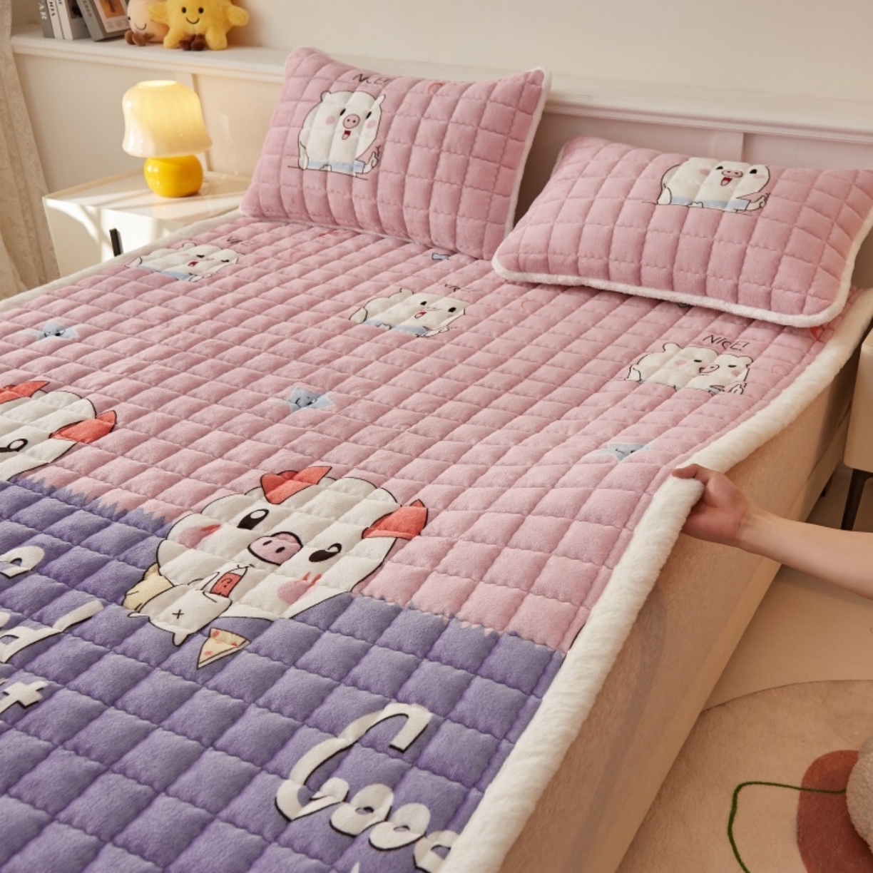 91家纺网 家纺一手货源 找家纺 东宇床垫 2025新款A类牛奶绒印花直角防滑床垫床褥三件套-成人款 晚安猪宝