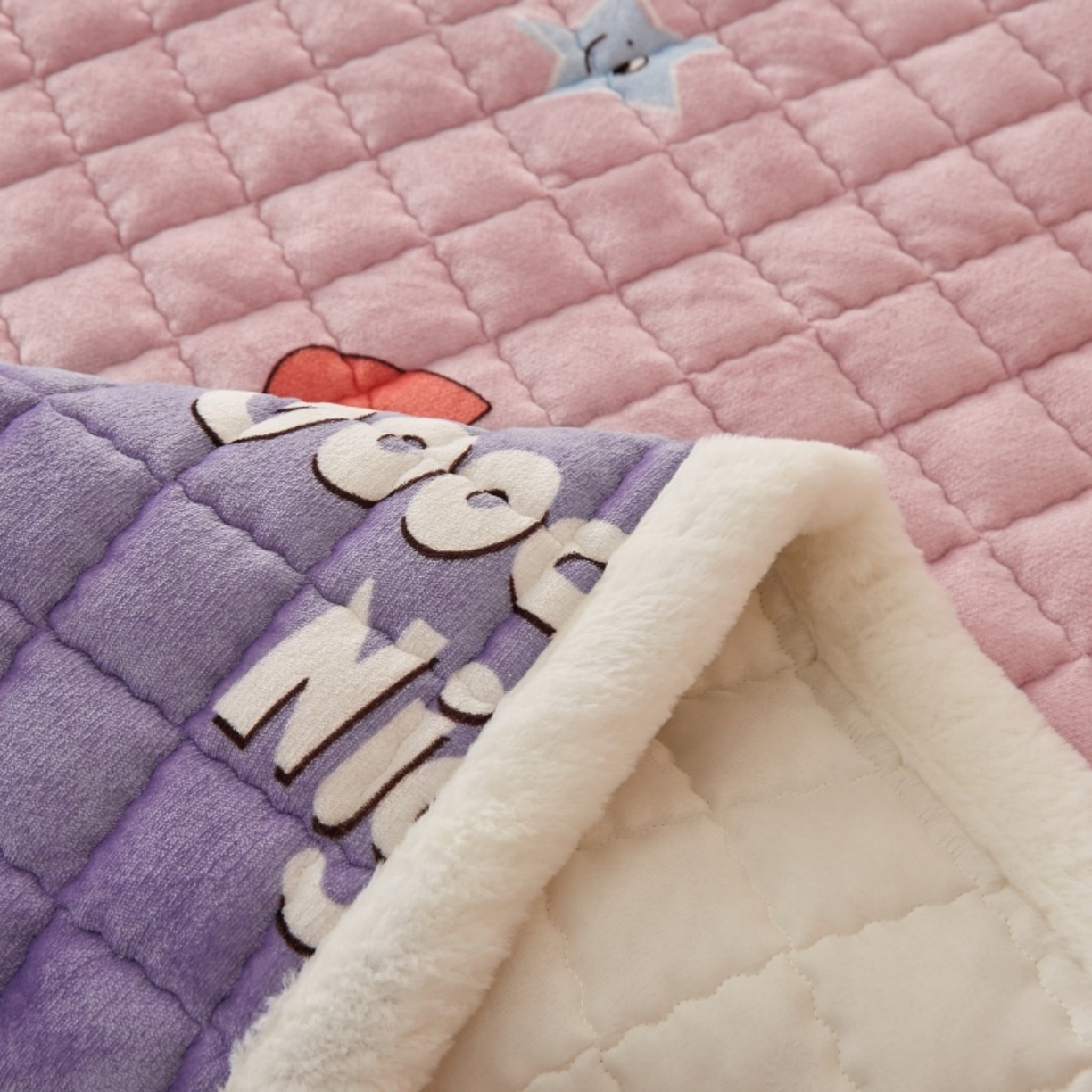 91家纺网 家纺一手货源 找家纺 东宇床垫 2025新款A类牛奶绒印花直角防滑床垫床褥三件套-成人款 晚安猪宝