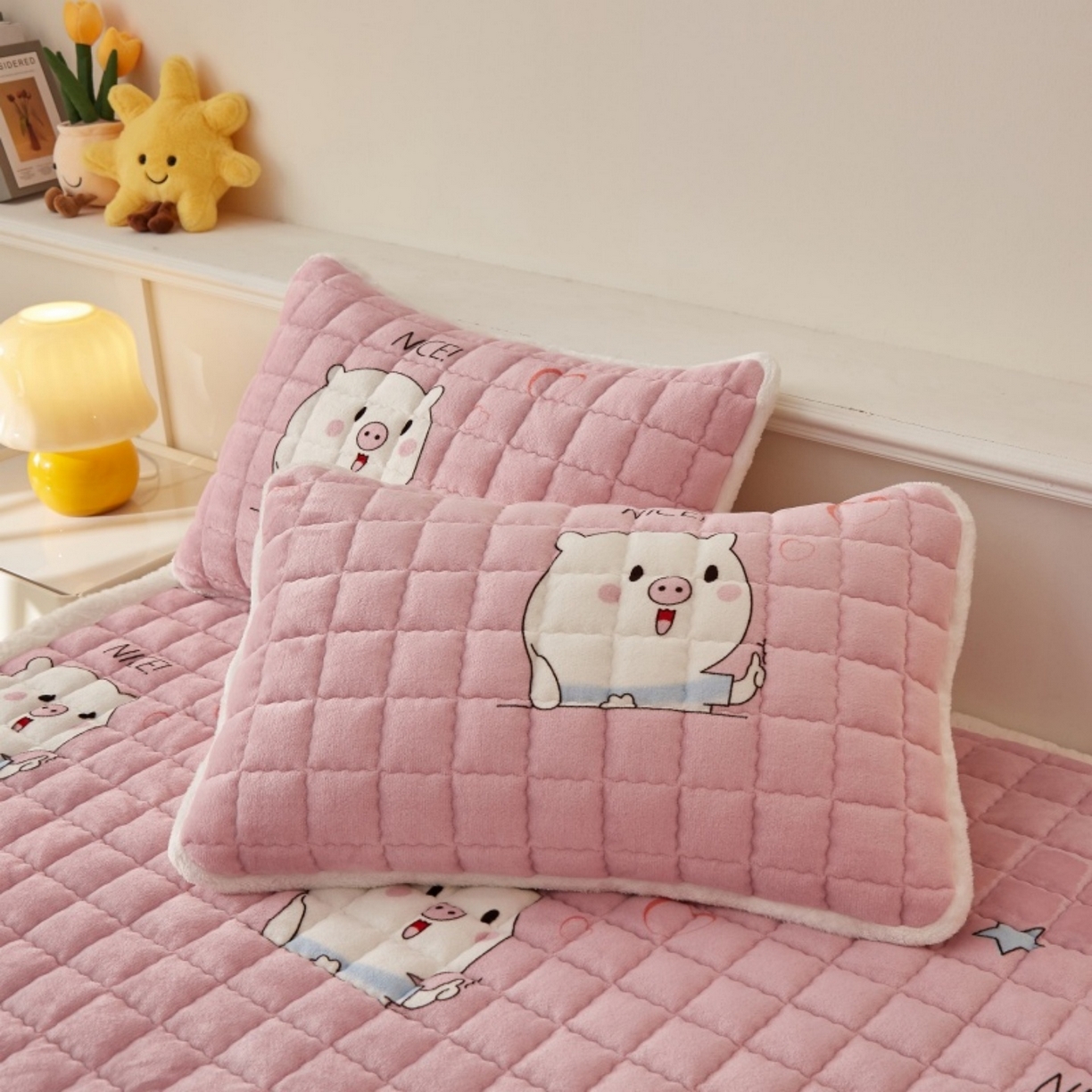 91家纺网 家纺一手货源 找家纺 东宇床垫 2025新款A类牛奶绒印花直角防滑床垫床褥三件套-成人款 晚安猪宝