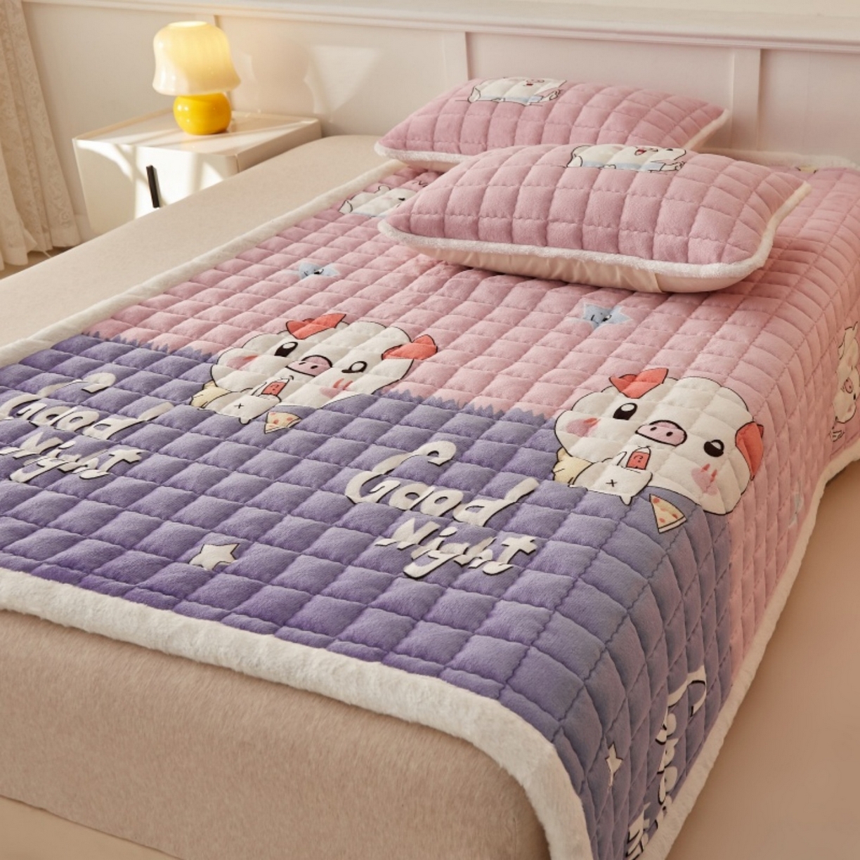 91家纺网 家纺一手货源 找家纺 东宇床垫 2025新款A类牛奶绒印花直角防滑床垫床褥三件套-成人款 晚安猪宝