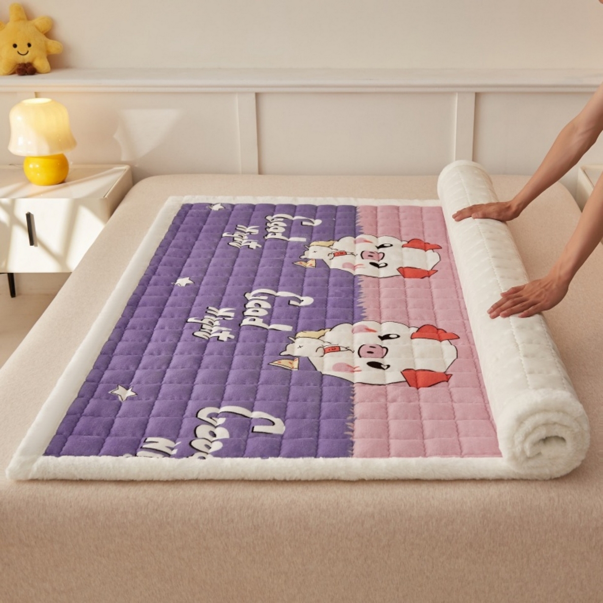 91家纺网 家纺一手货源 找家纺 东宇床垫 2025新款A类牛奶绒印花直角防滑床垫床褥三件套-成人款 晚安猪宝