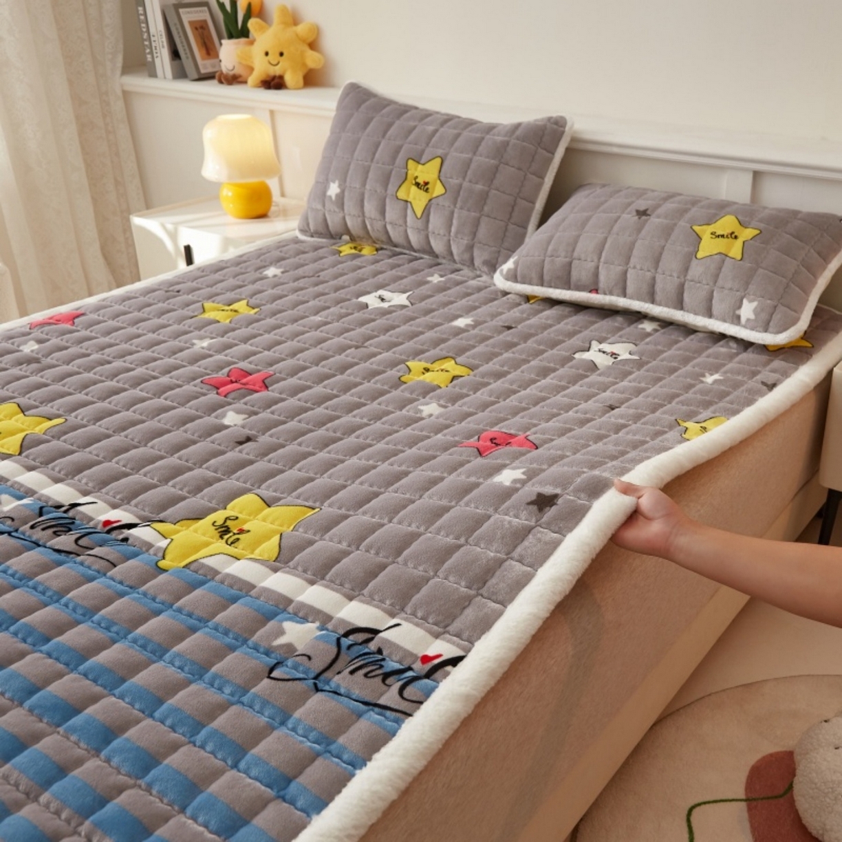 91家纺网 家纺一手货源 找家纺 东宇床垫 2025新款A类牛奶绒印花直角防滑床垫床褥三件套-成人款 五彩星空