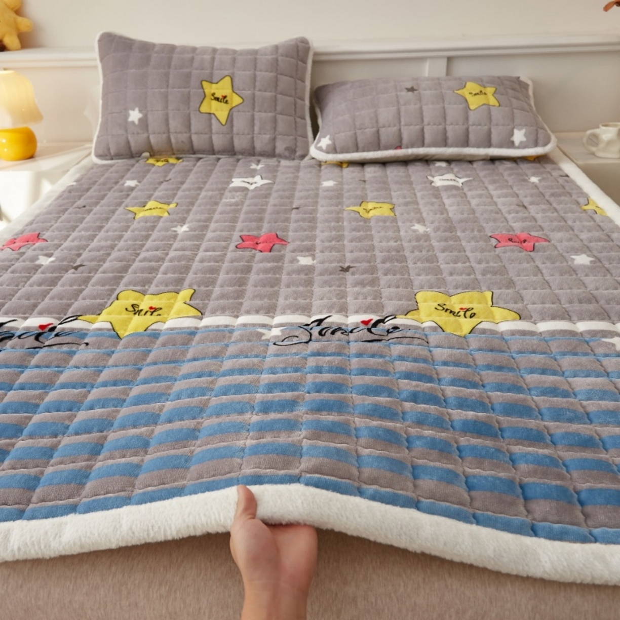 91家纺网 家纺一手货源 找家纺 东宇床垫 2025新款A类牛奶绒印花直角防滑床垫床褥三件套-成人款 五彩星空