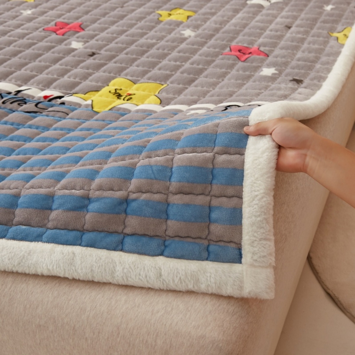 91家纺网 家纺一手货源 找家纺 东宇床垫 2025新款A类牛奶绒印花直角防滑床垫床褥三件套-成人款 五彩星空