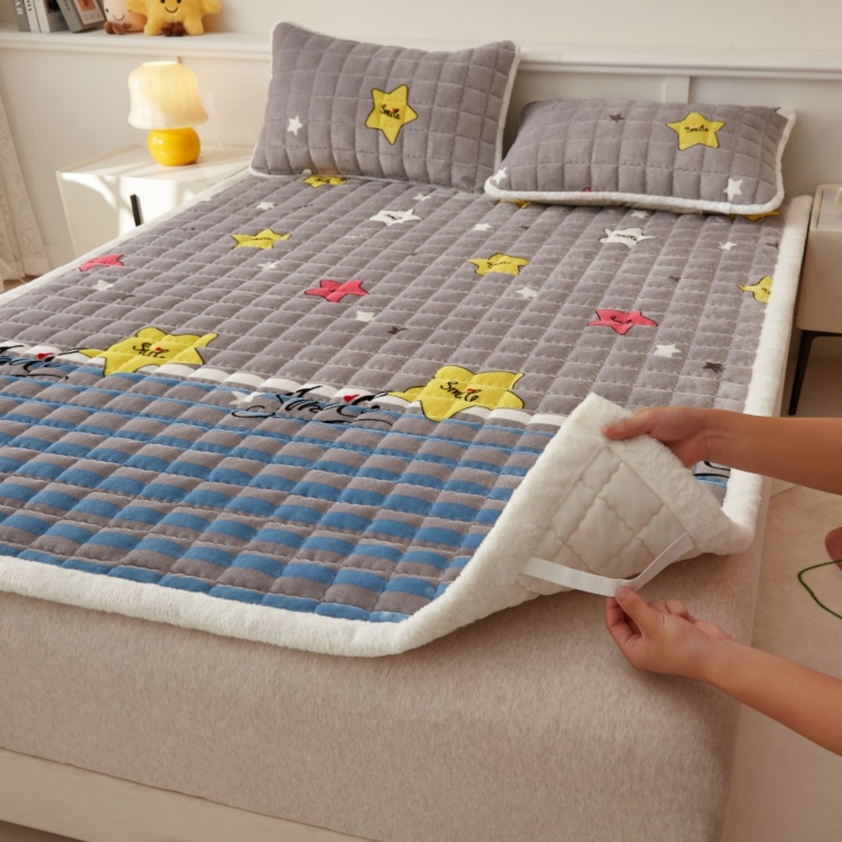 91家纺网 家纺一手货源 找家纺 东宇床垫 2025新款A类牛奶绒印花直角防滑床垫床褥三件套-成人款 五彩星空