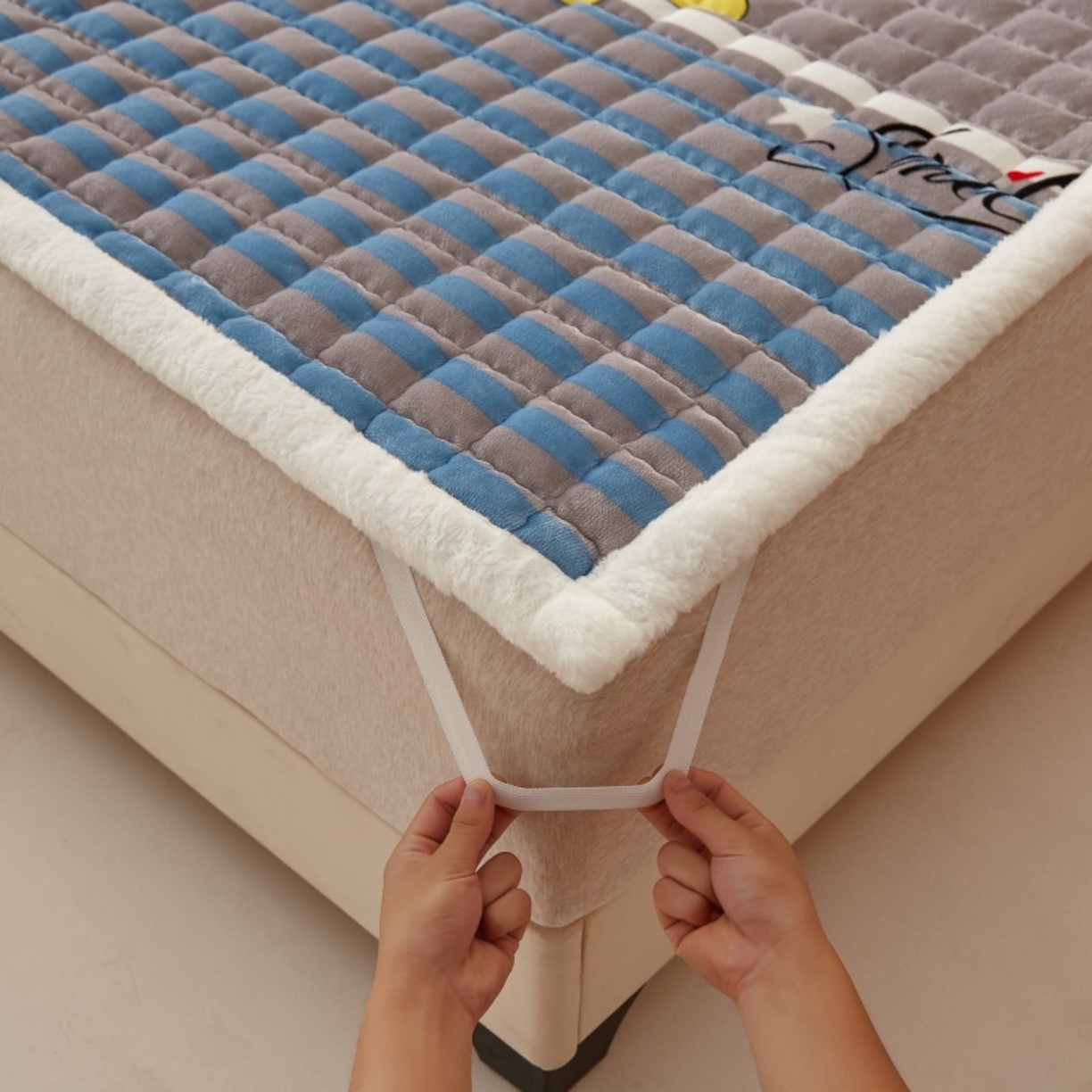 91家纺网 家纺一手货源 找家纺 东宇床垫 2025新款A类牛奶绒印花直角防滑床垫床褥三件套-成人款 五彩星空