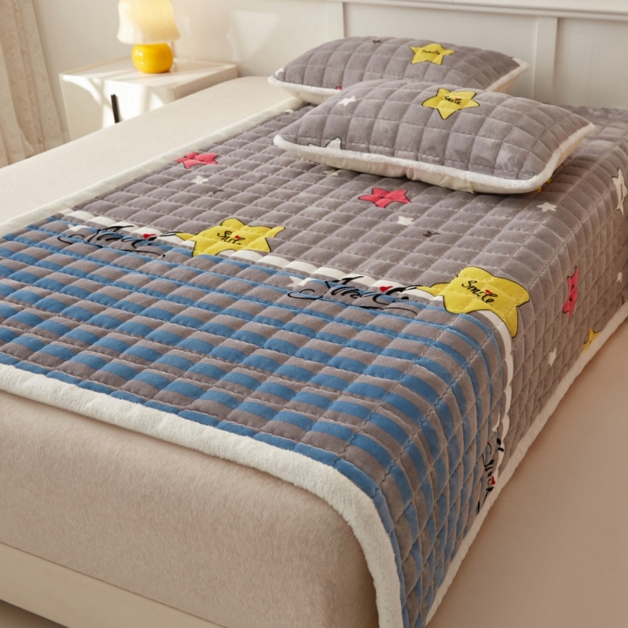 91家纺网 家纺一手货源 找家纺 东宇床垫 2025新款A类牛奶绒印花直角防滑床垫床褥三件套-成人款 五彩星空