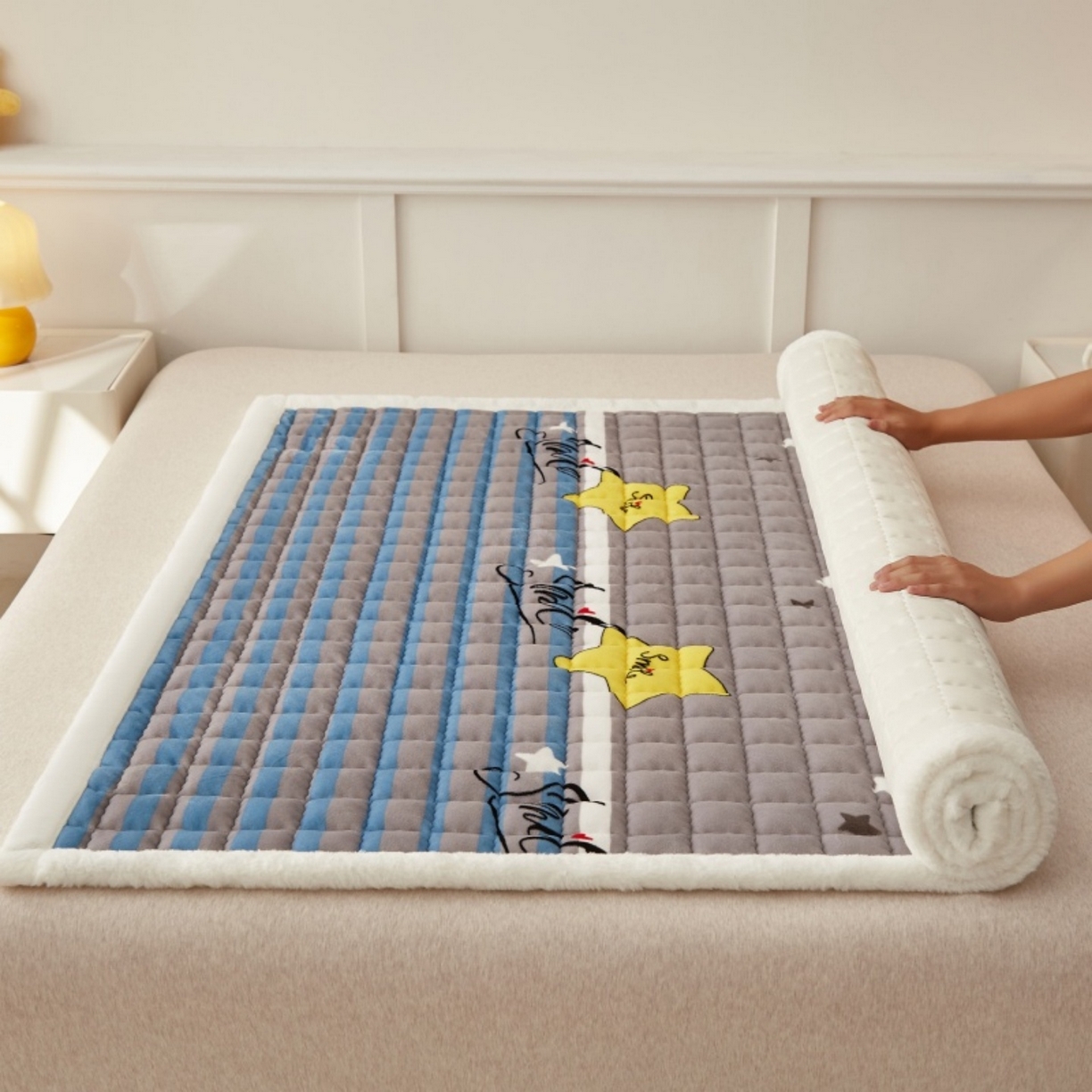 91家纺网 家纺一手货源 找家纺 东宇床垫 2025新款A类牛奶绒印花直角防滑床垫床褥三件套-成人款 五彩星空