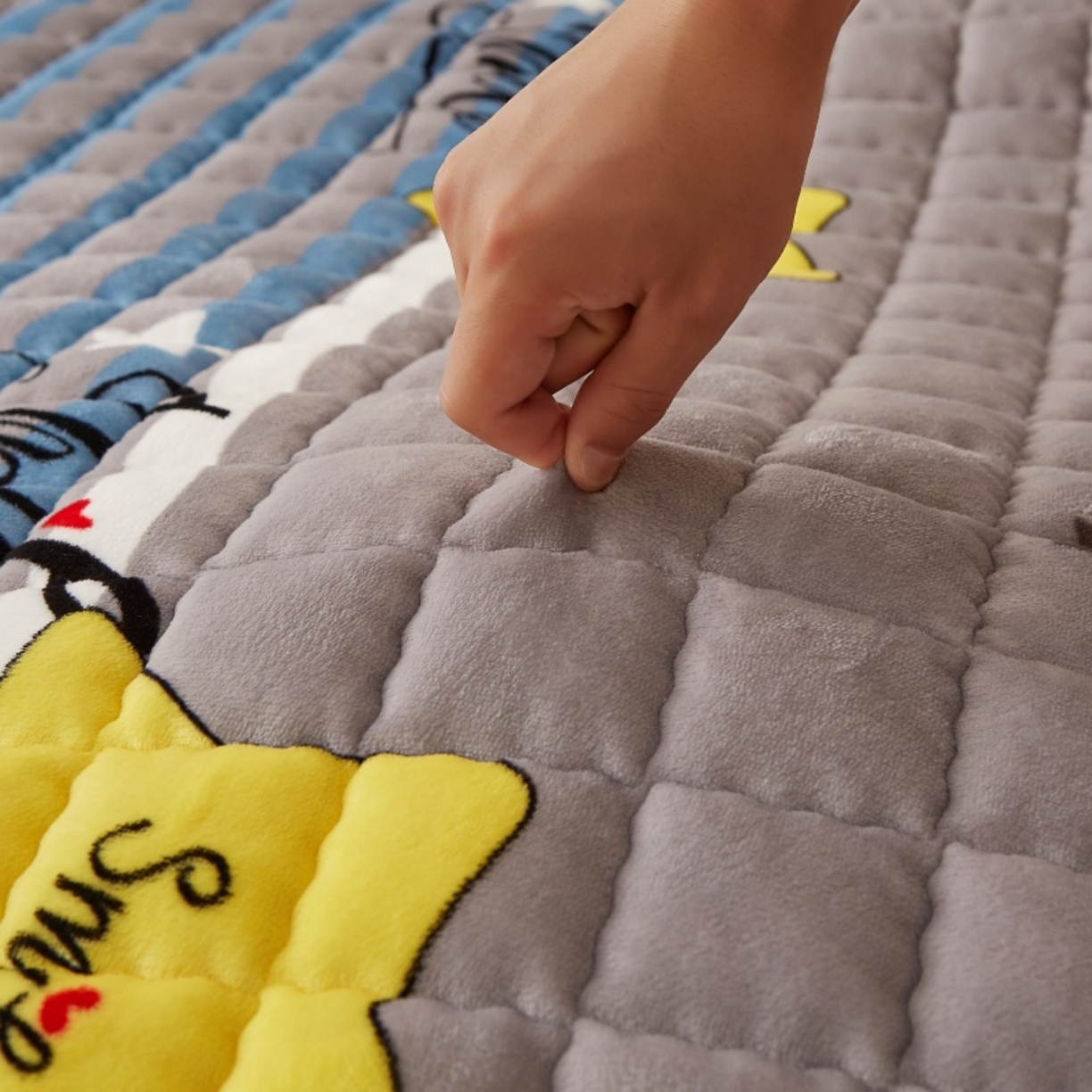 91家纺网 家纺一手货源 找家纺 东宇床垫 2025新款A类牛奶绒印花直角防滑床垫床褥三件套-成人款 五彩星空