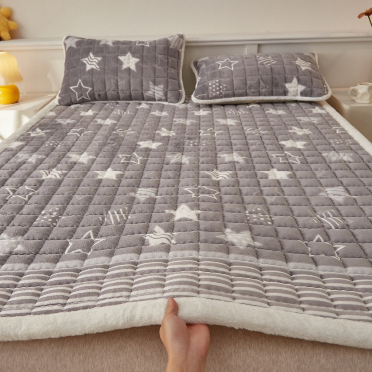 91家纺网 家纺一手货源 找家纺 东宇床垫 2025新款A类牛奶绒印花直角防滑床垫床褥三件套-成人款 星辰璀璨