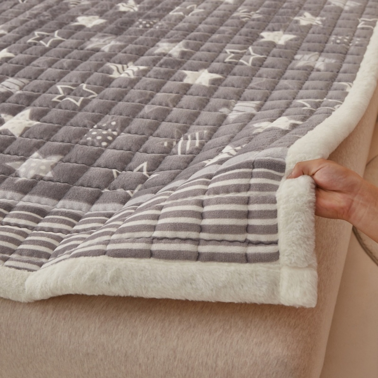 91家纺网 家纺一手货源 找家纺 东宇床垫 2025新款A类牛奶绒印花直角防滑床垫床褥三件套-成人款 星辰璀璨