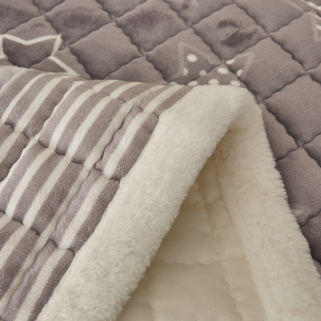 91家纺网 家纺一手货源 找家纺 东宇床垫 2025新款A类牛奶绒印花直角防滑床垫床褥三件套-成人款 星辰璀璨