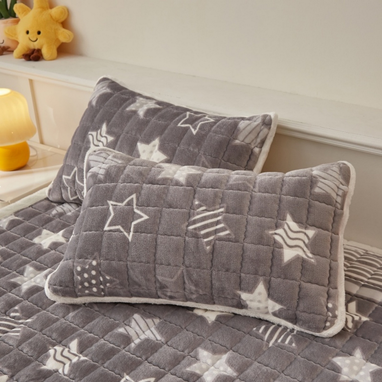 91家纺网 家纺一手货源 找家纺 东宇床垫 2025新款A类牛奶绒印花直角防滑床垫床褥三件套-成人款 星辰璀璨